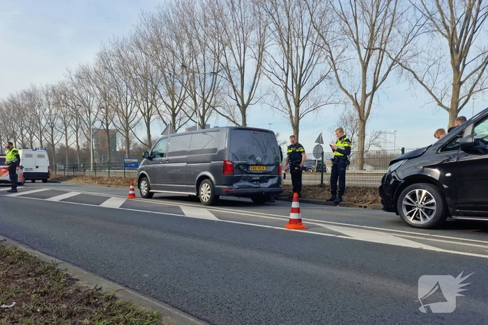 Twee bestelbussen botsen op elkaar