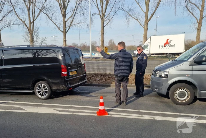Twee bestelbussen botsen op elkaar