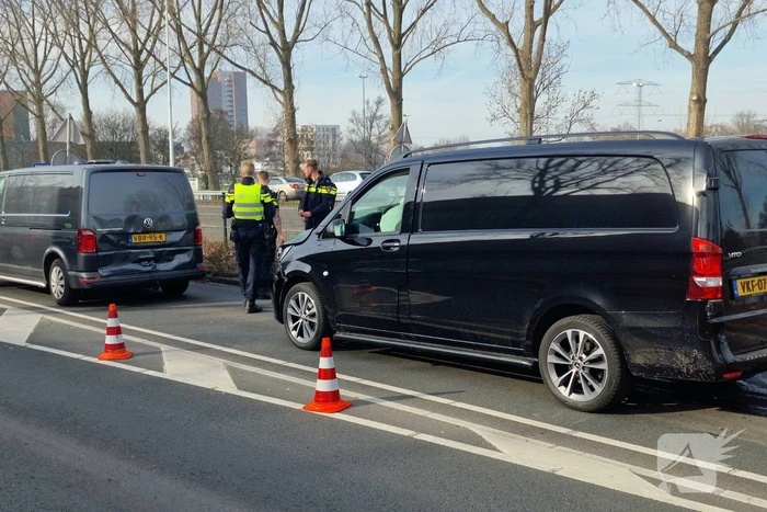 Twee bestelbussen botsen op elkaar