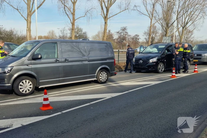 Twee bestelbussen botsen op elkaar