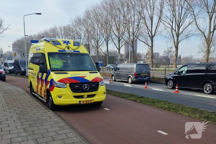 Twee bestelbussen botsen op elkaar