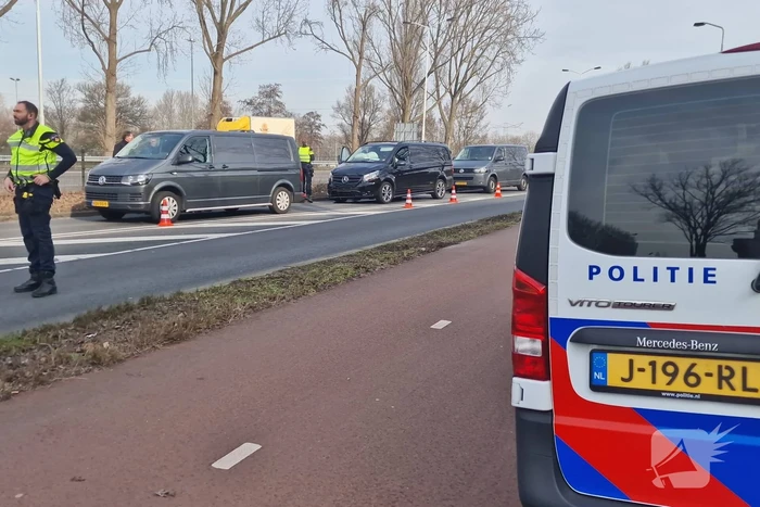 Twee bestelbussen botsen op elkaar