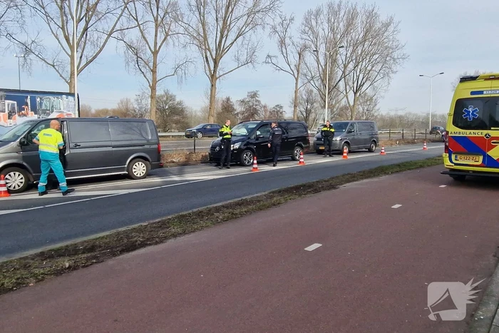 Twee bestelbussen botsen op elkaar