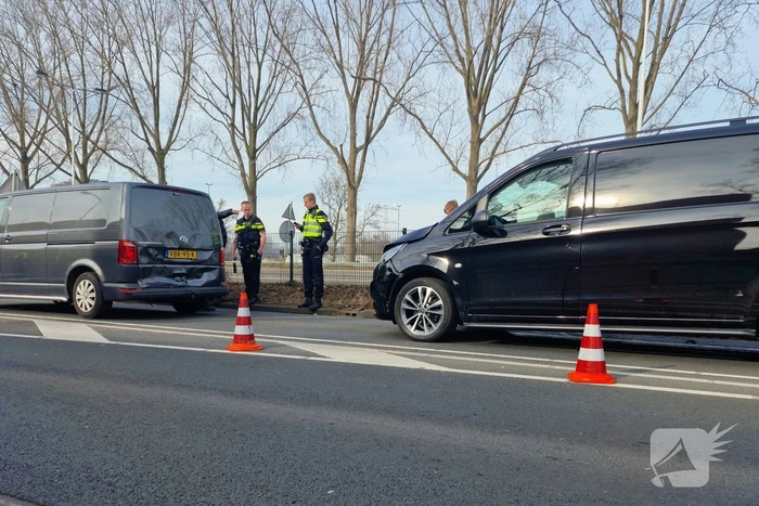Twee bestelbussen botsen op elkaar