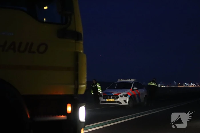 Voertuig raakt van weg en belandt in water