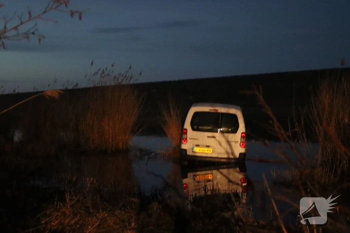 Voertuig raakt van weg en belandt in water