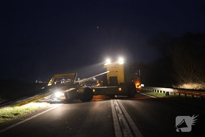 Voertuig raakt van weg en belandt in water