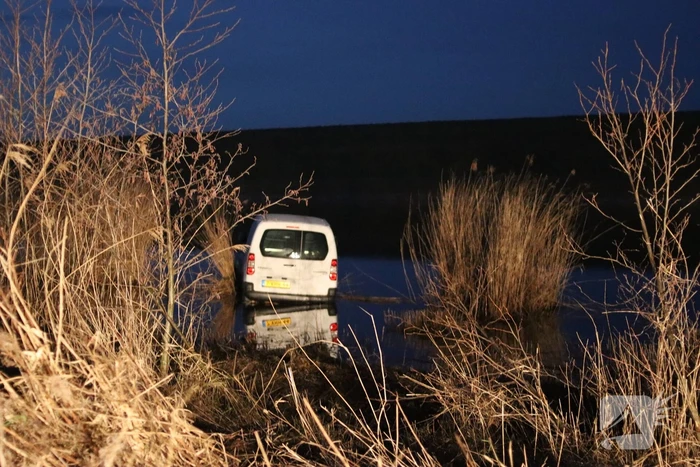 Voertuig raakt van weg en belandt in water