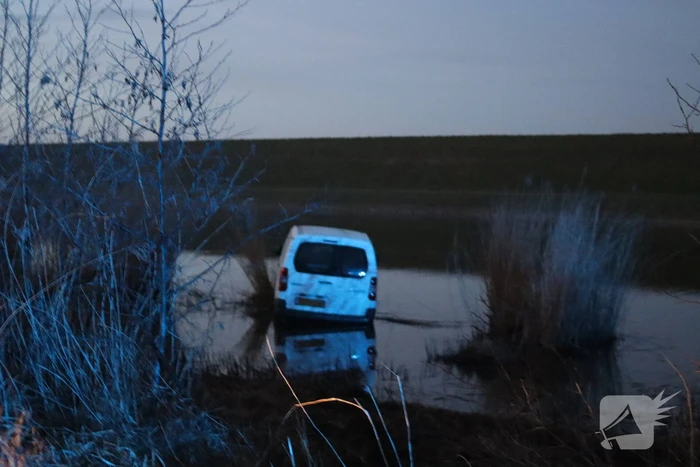 Voertuig raakt van weg en belandt in water