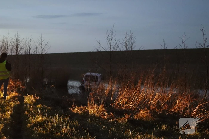 Voertuig raakt van weg en belandt in water