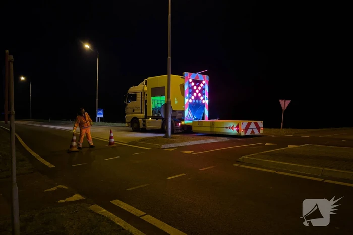 Voertuig raakt van weg en belandt in water