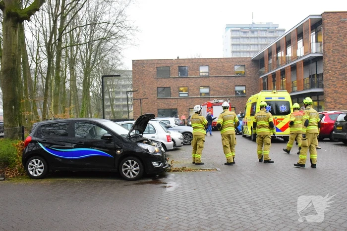 Meerdere voertuigen beschadigd bij botsing op parkeerterrein
