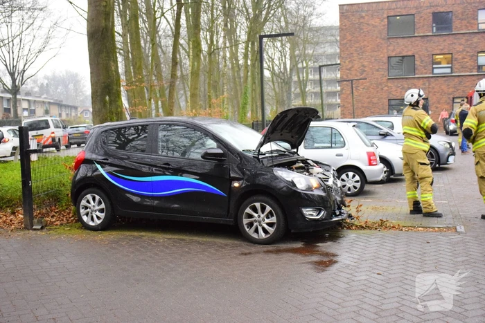 Meerdere voertuigen beschadigd bij botsing op parkeerterrein