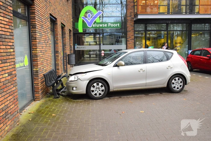 Meerdere voertuigen beschadigd bij botsing op parkeerterrein