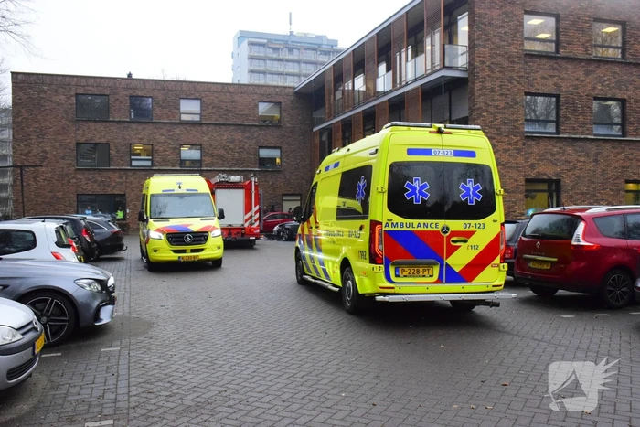 Meerdere voertuigen beschadigd bij botsing op parkeerterrein
