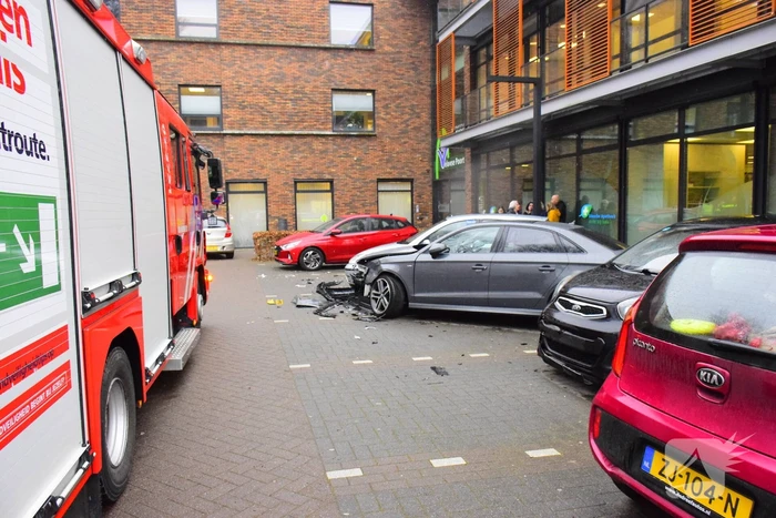 Meerdere voertuigen beschadigd bij botsing op parkeerterrein