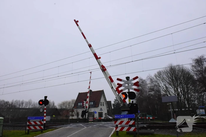 Vrachtwagen sloopt spoorboom