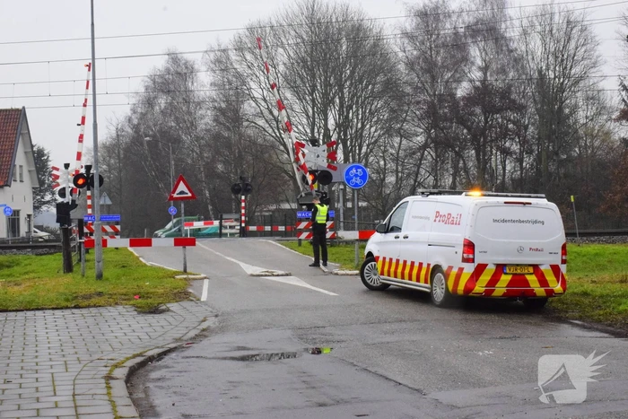 Vrachtwagen sloopt spoorboom