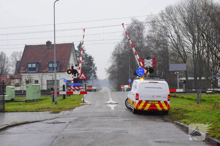 Vrachtwagen sloopt spoorboom