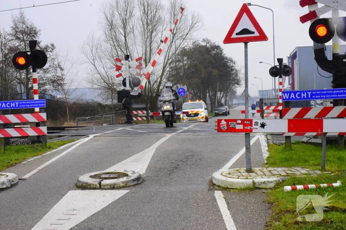 Vrachtwagen sloopt spoorboom