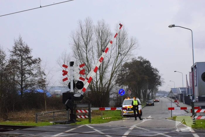 Vrachtwagen sloopt spoorboom
