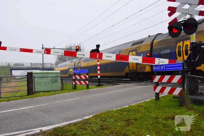 Vrachtwagen sloopt spoorboom