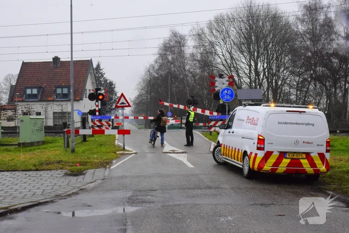 Vrachtwagen sloopt spoorboom