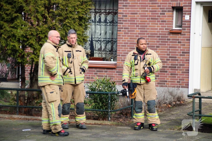 Brandweer doet onderzoek naar gaslucht in woning