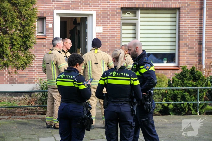 Brandweer doet onderzoek naar gaslucht in woning