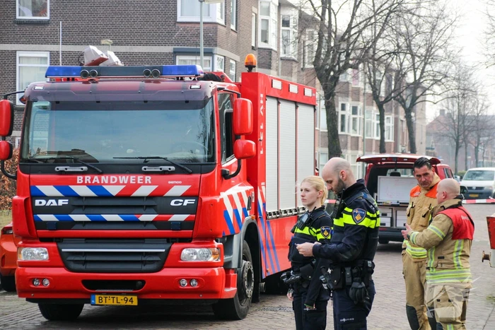 Brandweer doet onderzoek naar gaslucht in woning