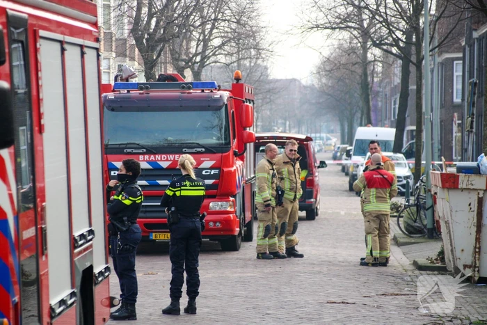 Brandweer doet onderzoek naar gaslucht in woning