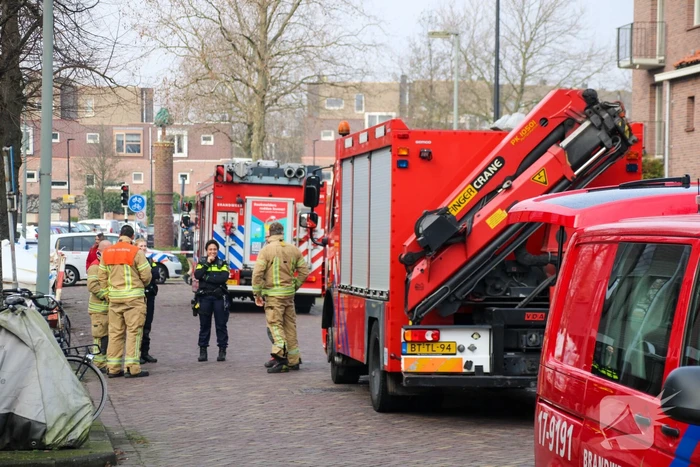 Brandweer doet onderzoek naar gaslucht in woning