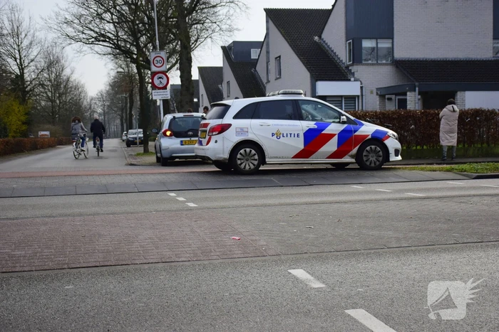 Overstekende scholier botst met auto