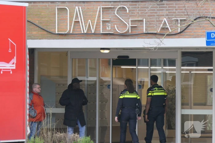 Overleden persoon aangetroffen in flatwoning