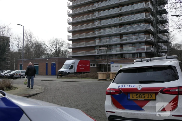 Overleden persoon aangetroffen in flatwoning