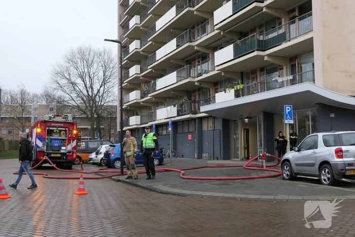 Brand op dak van woontoren