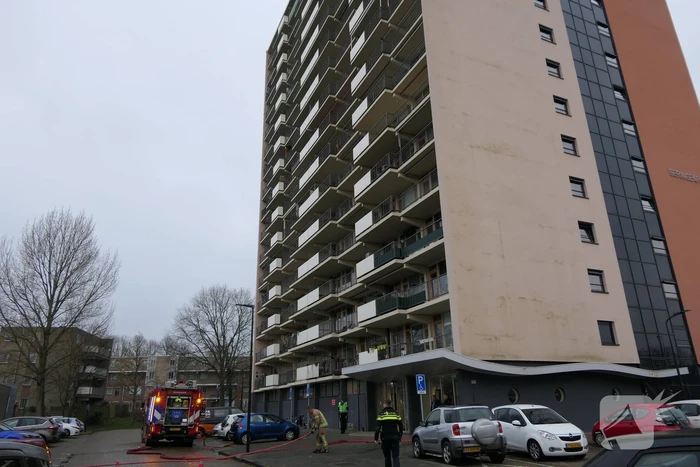 Brand op dak van woontoren