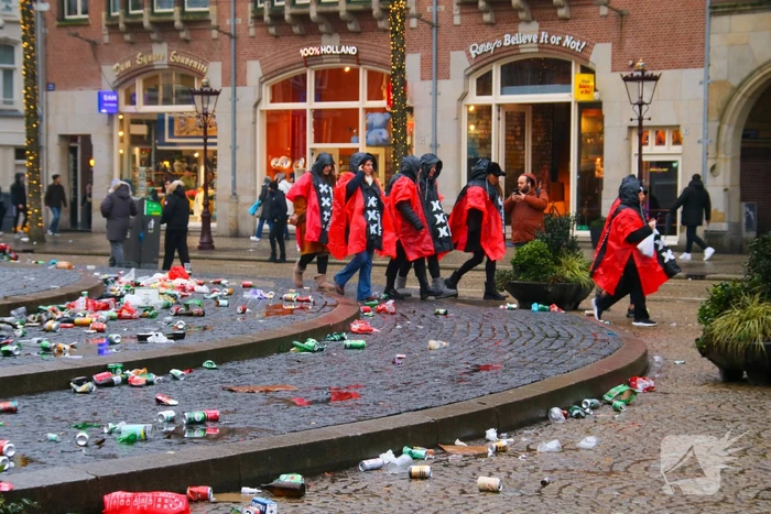 Stadsreiniging druk met rommel van supporters