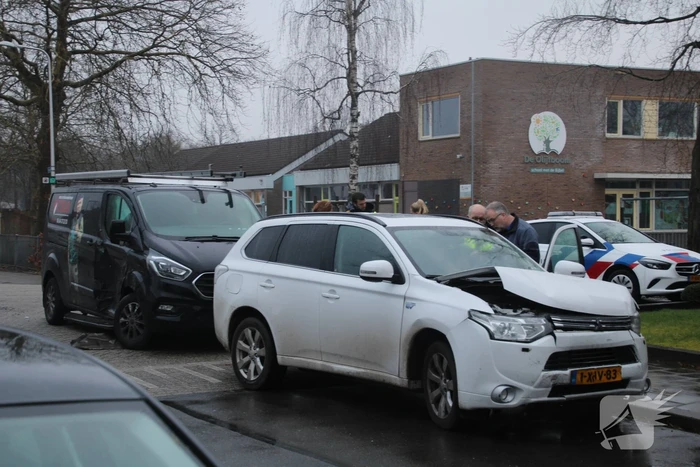 Bestelbus en personenwagen botsen op kruising