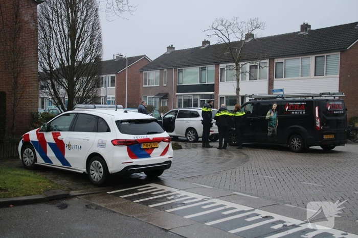 Bestelbus en personenwagen botsen op kruising