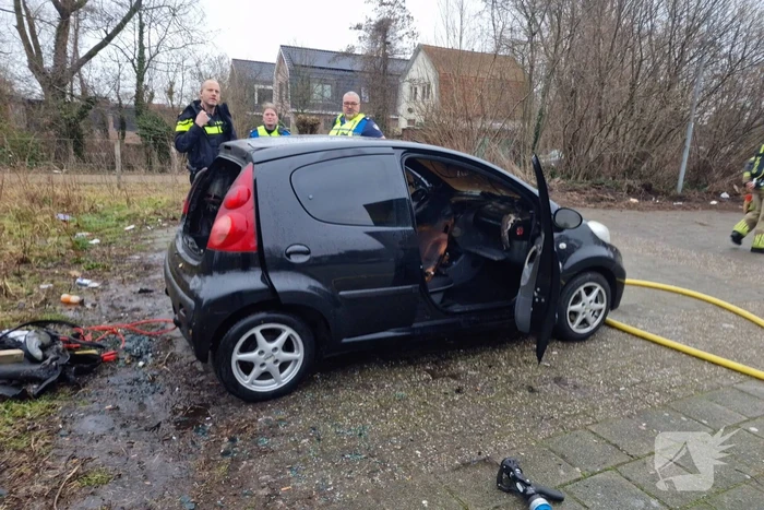 Geparkeerde auto vliegt in brand