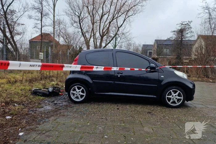 Geparkeerde auto vliegt in brand