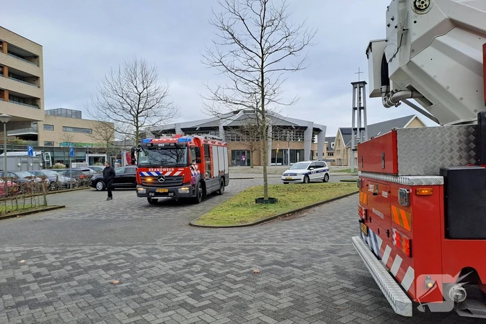 Bakstenen vallen uit gevel van flatgebouw