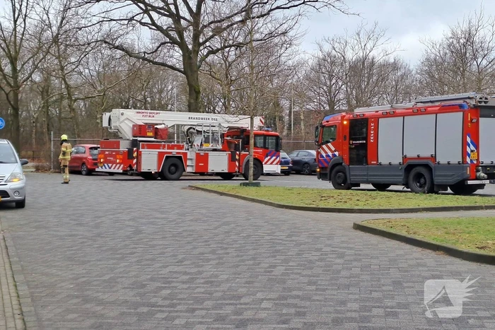 Bakstenen vallen uit gevel van flatgebouw