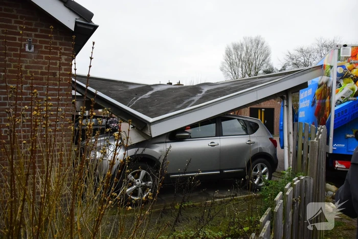 Albert Heijn bezorgdienst laat carport instorten