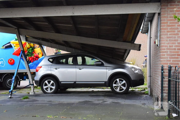 Albert Heijn bezorgdienst laat carport instorten