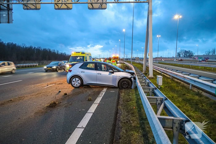 Automobilist botst tegen vangrail