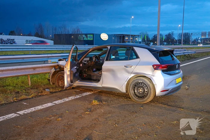 Automobilist botst tegen vangrail
