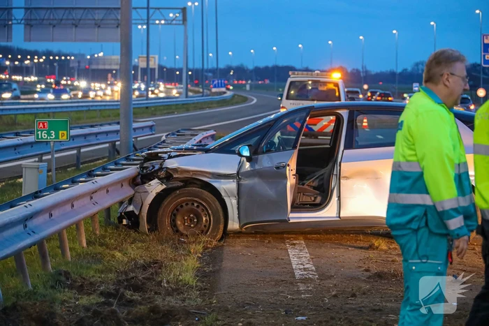 Automobilist botst tegen vangrail