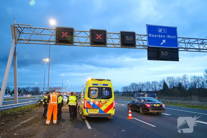 Automobilist botst tegen vangrail